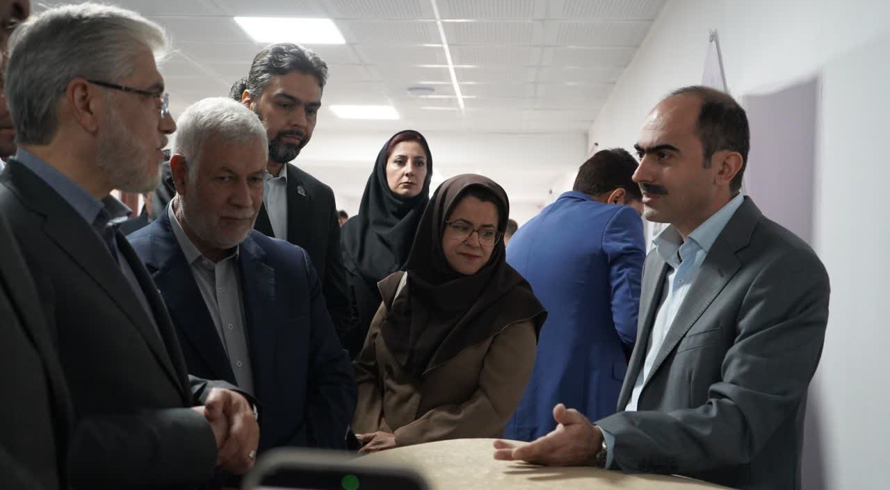 بازدید وزیر علوم از پارک علم‌وفناوری استان کرمان و محصولات شرکت‌های مراکز رشد زیر مجموعه پارک استان