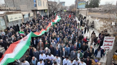 حضور همکاران مرکز تحقیقات کشاورزی استان کرمان به‌اتفاق خانواده‌شان در راهپیمایی ۲۲ بهمن‌ماه ۱۴۰۴