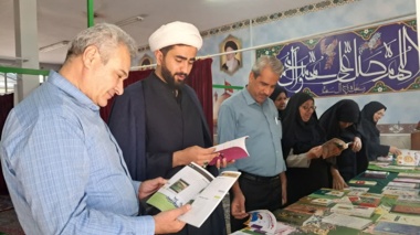 نمایشگاه کتاب نماز و مهدویت در مرکز تحقیقات و آموزش کشاورزی و منابع طبیعی استان کرمان برگزار شد